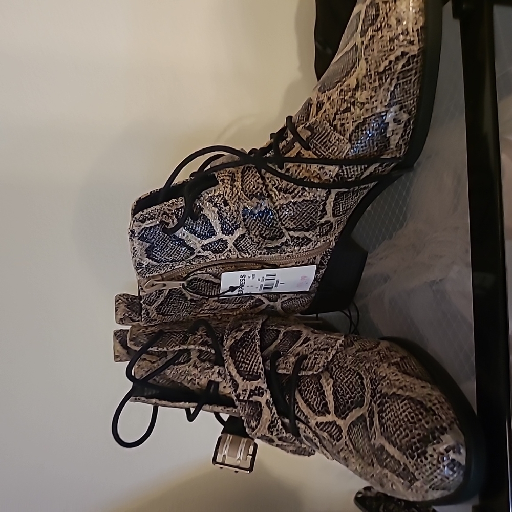 Express booties size 8 NWT!